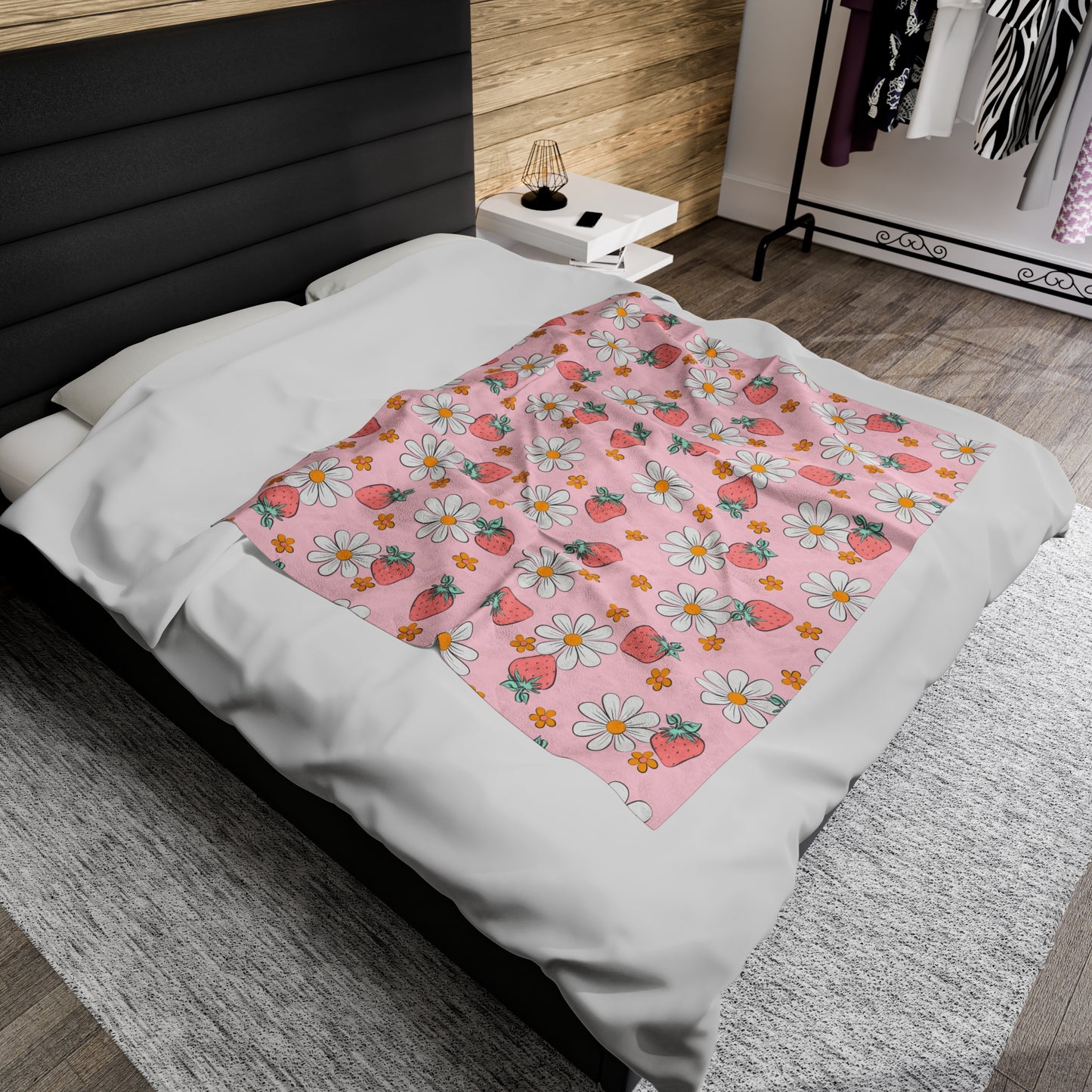Strawberries and Daisies - Plush Blanket