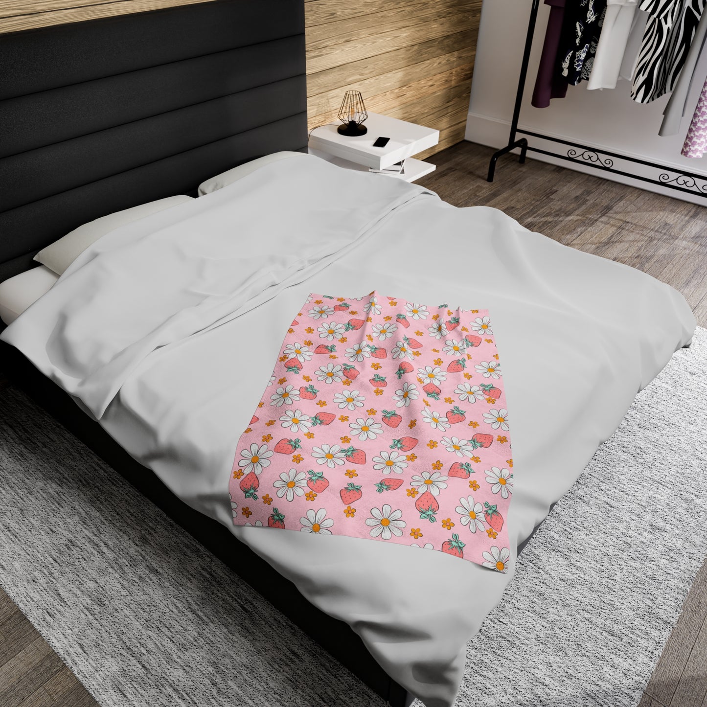 Strawberries and Daisies - Plush Blanket