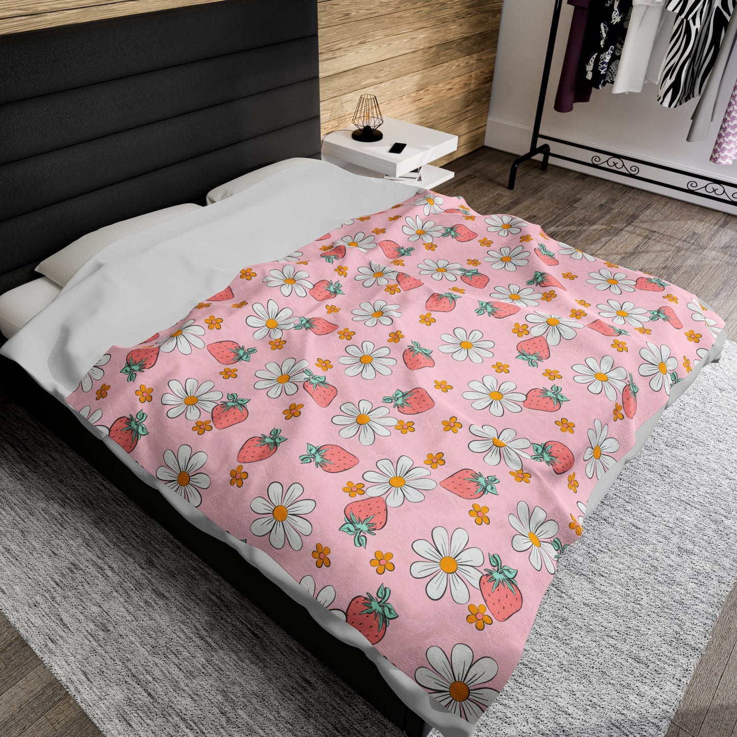 Strawberries and Daisies - Plush Blanket