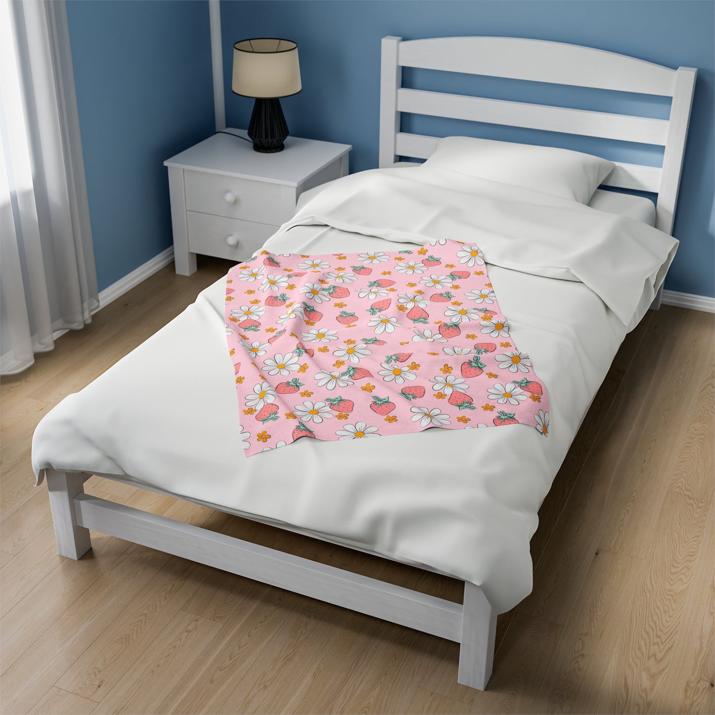 Strawberries and Daisies  - Plush Blanket